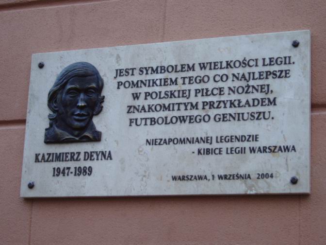Tablica przed siedzibą klubu Legia Warszawa